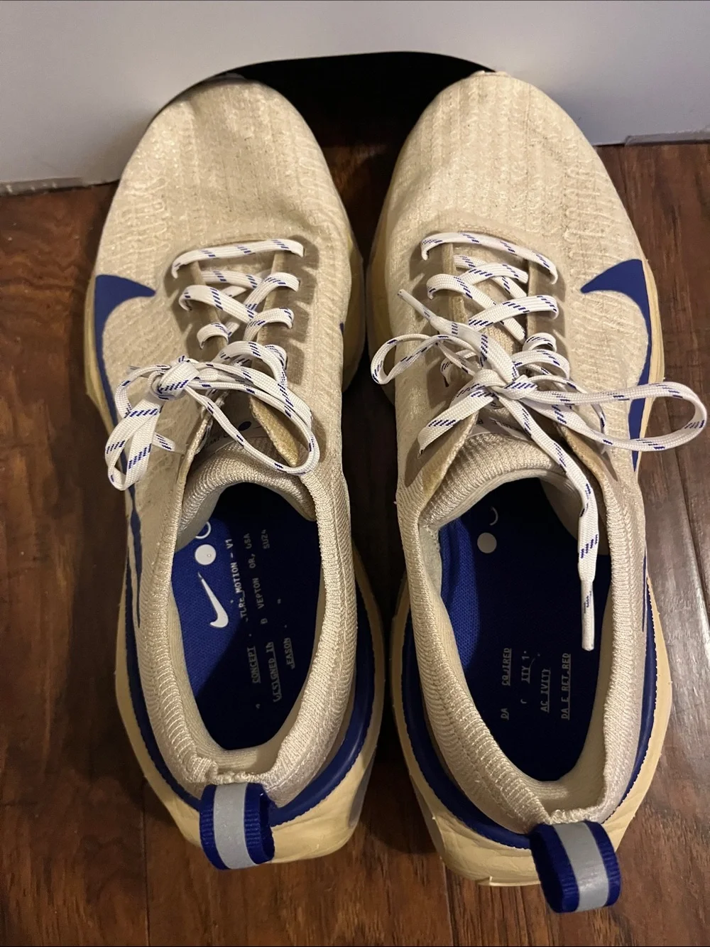 Nike Mens Running Invincible 3 Sneakers - Cream Upper with Blue Swoosh